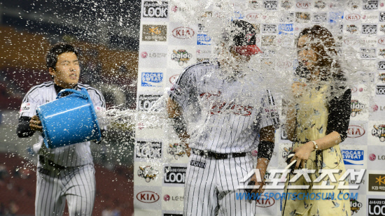 
	�ӹ��� ������ ����. �������� �������� ����� �¾Ұ� ���޾� ���� �ִ� �����͵� �Բ� �������� �¾Ҵ�. ���=������ ���� rainmaker@sportschosun.com/2012.05.24/


