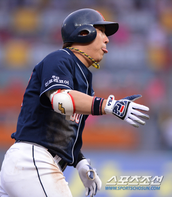 
	24�� ���� ��õ ���б��忡�� 2012 ���ξ߱� �λ�� SK�� ��Ⱑ ���ȴ�. 3ȸ�� �λ� �������� ���߿� 2�� Ȩ���� ģ �� �׶��带 ���� �ִ�.

��õ=���� ���� kyungmin@sportschosun.com / 2012.5.24.


