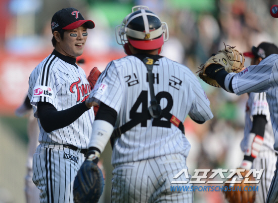 
	6�� ���� ���� ��Ǿ߱��忡�� 2012 ���ξ߱� �λ�� LG�� ��Ⱑ ���ȴ�. 9ȸ�� �λ� ����ö�� ���� ������ ��Ƴ��� ���̺긦 ����� LG �������� ���� ���±��� ȯ�ϰ� ���� �ִ�.

���=���� ���� kyungmin@sportschosun.com / 2012.5.6.


