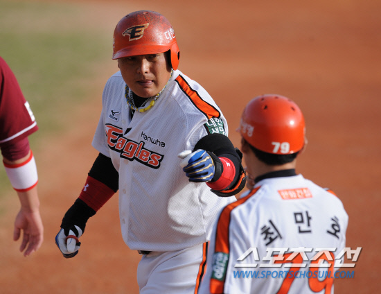 
	��Ÿ�� ����� �� �ָ�ȣ �ַ���ġ�� �������̺긦 ������ ���±��� ����� ���� ��Ŀ�ݰ� ������ ���δ�. ���⿡�� ������ Ÿ���� ����� ���� �־���. ���� ���� kyungmin@sportschosun.com 


