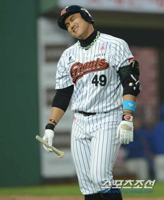 
	�ϴ� ����̿� ����� �´´�? �Ե� ȫ������ Ȳ���� ������ �ߴ�. 9�� �λ� �������忡�� ���� �Ե��� �Ｚ�� ���. 3ȸ�� 2�� 1,2�� ��Ȳ �Ｚ Ż��Ʈ�� ������ ���ϰ� �޾�ģ ȫ����. �׷��� �Ͼ��� ����̴� �ε����� ���� �η��� ����̿� ������� �°� ���Ҵ�. Ȳ���� ������ �� ȫ������ �� ����̷� ��ü�� �ٽ� Ÿ���� ������ ���ͼ� �ö��̷� �������߸� �ߴ�.

�λ�=���� ���� wook@sportschosun.com/2012.05.09/


