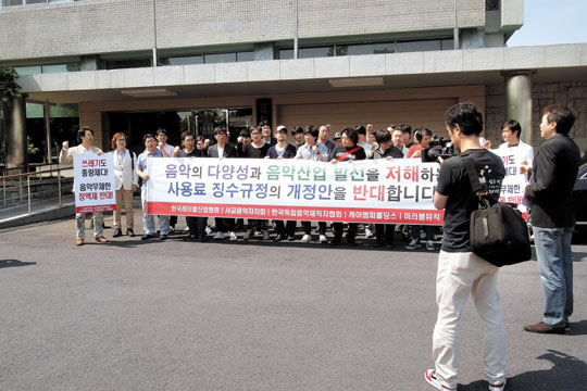 
	���� 21�� ��ȭ������ û�� �տ� ���� ���������ڵ��̡���Ʈ���������� �������� �䱸�ϸ� ������ ������.
