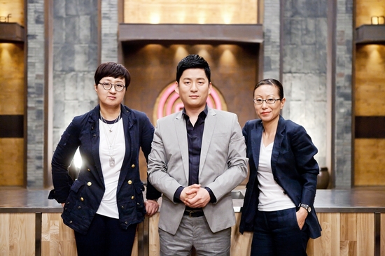 
	'������' �ɻ����� "����? ���� ô�ϰ� �ִ�"
