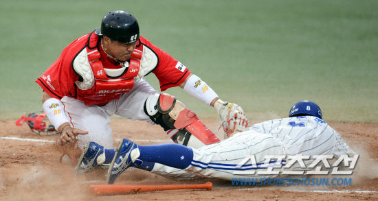 
	1ȸ�� 1�� 2,3�� �������� ���߶����� 3������ �쵿���� Ȩ���� ���μ����� �±׾ƿ� ���ϰ� �ִ�. �̶� �쵿���� �޼� ������ ������ �������ߴ�. �뱸=���ؿ� ���� noodle@sportschosun.com


