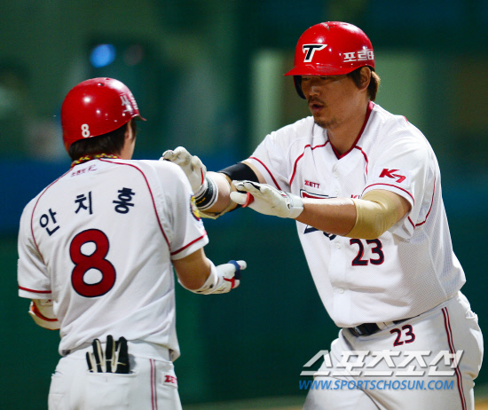 
	25�� ���ֱ��忡�� 2012 ���ξ߱� LG�� ����� ��Ⱑ ���ȴ�. 6ȸ�� ����Ÿ�ڷ� ���� ��� ������ ���߿� �ַ�Ȩ���� ��Ʈ���� ������ ��ġȫ�� ���ϸ� �ް� �ִ�. ����=����� ���� cjg@sportschosun.com/2012.05.25/


