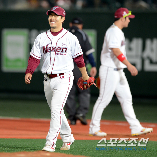 
	�ؼ��� ��ȭ�� �ָ� 3���� ù��° ��Ⱑ 25�� �񵿱��忡�� ���ȴ�. 6ȸ�� ����Ÿ�� ��ȭ �ѻ����� ���� �� ������ ó���� �ؼ� �躴���� �̼����� �ִ�.

��=���� ���� wook@sportschosun.com/2012.05.25/


