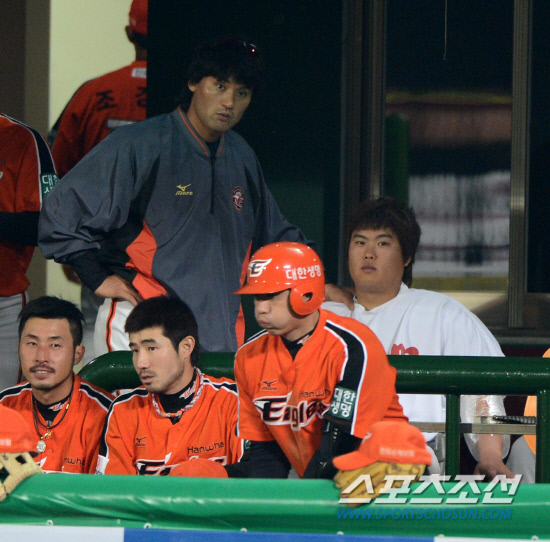 
	�ؼ��� ��ȭ�� �ָ� 3���� ù��° ��Ⱑ 25�� �񵿱��忡�� ���ȴ�. ��ȭ�� 4��2�� ������ ������ 8ȸ�� ���� ���ƿ����� ����ȣ�� �������� �̾߱⸦ ������ �ִ�.

��=���� ���� wook@sportschosun.com/2012.05.25/


