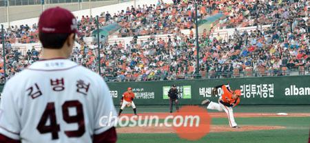 
	���� ���������� �躴���� ������ ���̽� �������� �´���� ������. �躴���� 25�� �񵿱��忡�� ���� ��ȭ���� ��� 2ȸ �� ��� ���� �������� ���� ����� ���Ѻ��� �ִ�. /���� ���� wook@sportschosun.com
