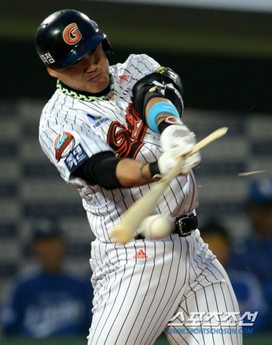 
	�Ե� ȫ������ 26�� ��ǿ��� ���� 5ȣ Ȩ���� �Ͷ߷ȴ�. ���� ���� wook@sportschosun.com


