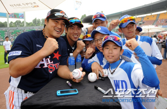 
	2011 ���ξ߱� �ý�Ÿ������ ȫ���� �� �ý�Ÿ���� ���ҳ� ������� ����Կ��� �ϰ� �ִ�. ���������� DB


