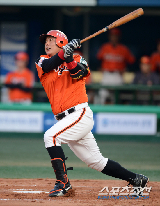 
	�ؼ��� ��ȭ�� �ָ� 3���� ù��° ��Ⱑ 25�� �񵿱��忡�� ���ȴ�. 4ȸ�� ����Ÿ�ڷ� ���� ��ȭ ���±��� �ؼ� �躴������ ���߰����� �帣�� 2��Ÿ�� �������� �ִ�.

��=���� ���� wook@sportschosun.com/2012.05.25/


