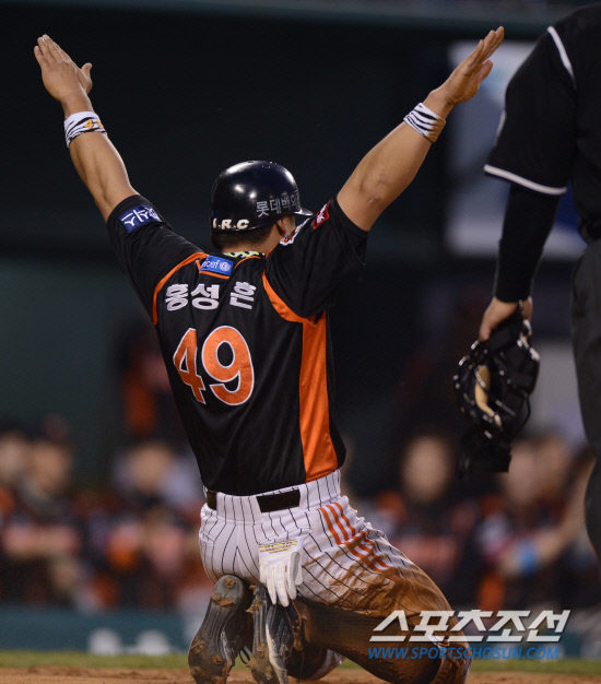 
	25�� ���� ��Ǿ߱��忡�� 2012 ���ξ߱� �λ�� �Ե��� ��Ⱑ ���ȴ�. 5ȸ�� �Ե� ȫ������ �������� ����Ÿ �� Ȩ�� �پ��� ������ �� �� ���� ��½ ��� �ִ�.

���=���� ���� kyungmin@sportschosun.com / 2012.5.25.


