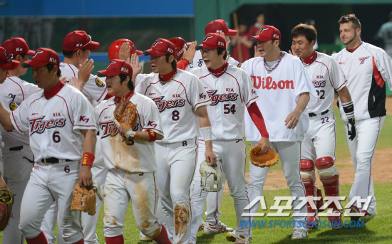 
	��ư� LG���� Ȩ 3������ �Ͼ����ϸ� 6������ �޷ȴ�. LG�� ����� �ָ� 3���� ������ ��Ⱑ 27�� ���ֱ��忡�� ���ȴ�. ����� �������� LG�� �̽¿찡 ���� ������ �̳� ��⿡�� ��ƴ� 7-3�� �¸��� �ŵθ� 6������ �ŵ״�. ��� �� �������� �¸��� �������̺긦 �ϰ� �ִ�. ����=����� ���� cjg@sportschosun.com/2012.05.27/


