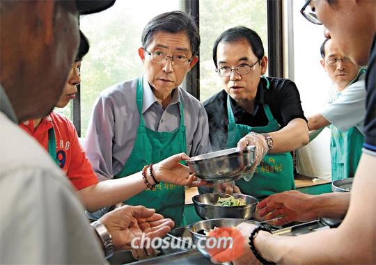 
	26�� ���� ���� ���α� ������ �� ���翡�� ����� ���ε鿡�� ���� ������� ����ϰ� �ִ� ���Ͽ�(����) ������� ������(������) ���������� �����ǻ�. �̵��� ���� ������ �ұ����ӡ����ʹݾ�ȸ��ȸ������ �� �޿� �� ���� �̰����������ۡ�����Ȱ���� �ǽ��Ѵ�. /������ ���� ojc1979@chosun.com
