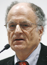 [face] 세계 거시경제학의 거두, 서울대 전임교수로