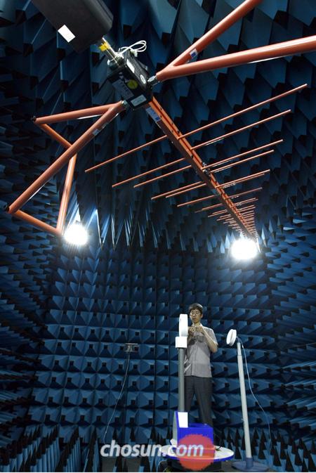 
	25�� ��⵵ ������ �Ｚ���� �����н�Ƽ ��������� ���������� �������� ���� ��õ� �޴���ȭ�� ��ȭ ǰ���� �׽�Ʈ�ϰ� �ִ�. �޴���ȭ ����� �Ĺ����ڿ��� �Ｚ���ڴ� �ѱ� ������ ���� ��ǰ���� �ѱ� ������ ������ ���� ���������� �ؿܿ� ����, ���� 1�� �޴���ȭ ��ü�� �����ߴ�. /�ֿ�ȣ �������� jhpress@chosun.com
