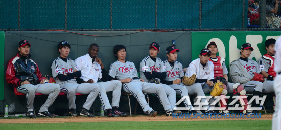 
	LG�� KIA�� �ָ� 3���� ������ ��Ⱑ 27�� ���ֱ��忡�� ���ȴ�. LG�� �������� �ļ�Ÿ �ҹ߷� ���� ������ ���� ���ϸ� 7-3���� ���� ��� ���ƿ��� ���� �������� ��Ż�� ǥ������ �ɾ��ִ�.

����=����� ���� cjg@sportschosun.com/2012.05.27/


