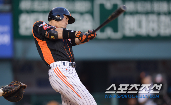 
	25�� ���� ��Ǿ߱��忡�� 2012 ���ξ߱� �λ�� �Ե��� ��Ⱑ ���ȴ�. 4ȸ�� �Ե� �������� ���߿� 2�� Ȩ���� �ĳ��� �ִ�.���=���� ���� kyungmin@sportschosun.com / 2012.5.25.


