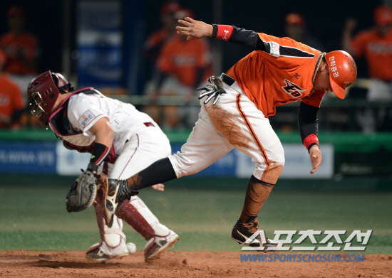 
	�ؼ��� ��ȭ�� �ָ� 3���� ù��° ��Ⱑ 25�� �񵿱��忡�� ���ȴ�. ���� 10ȸ�� 2�� 1,2�� ��ȭ ��·��� ������Ÿ�� 2������ ���±��� Ȩ���� �İ���� �������ǰ� �ִ�.

��=���� ���� wook@sportschosun.com/2012.05.25/


