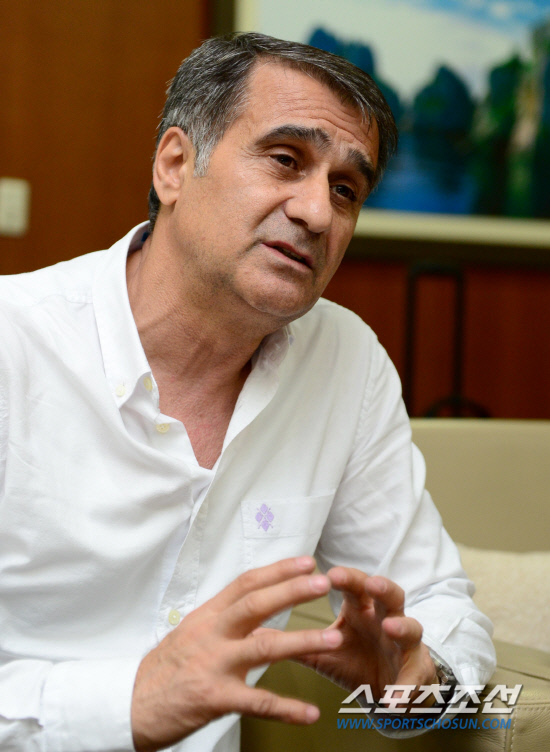 
	�޼��� �ͳ׽� ������ �ѱ� �౸�� ���� ���źȸ�ϰ� �̾߱� �ϰ� �ִ�. ������ ���� songs@sportschosum.com


