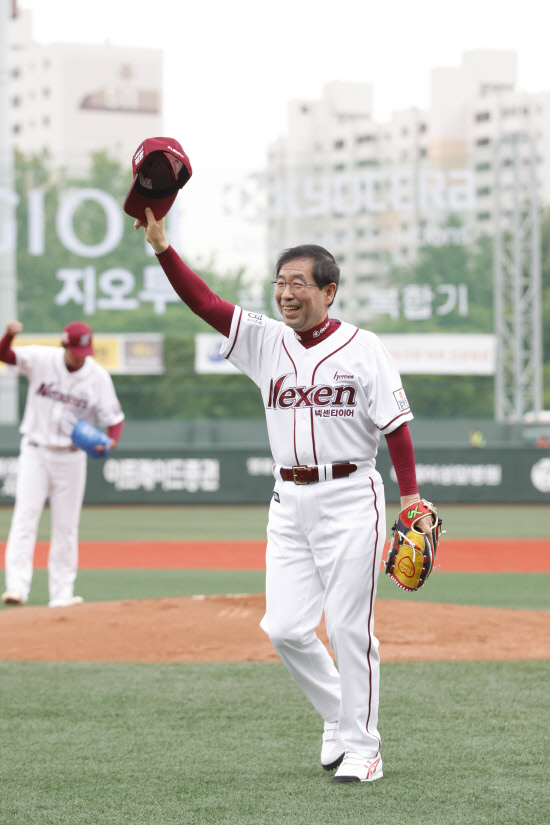 
	�ڿ��� ��������� 27�� �񵿱��忡�� �ñ��� �� �� ������ ȯȣ�� ȭ���ϰ� �ִ�. ��������=�ؼ� ����


