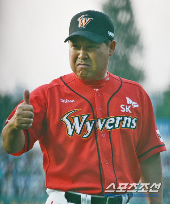 
	�̸��� ������ 27�� �뱸 �Ｚ���� �ַ����� ġ�� ������ �� ���� ���� ������ ġ�ѵ����. �뱸=���ؿ� ���� noodle@sportschosun.com


