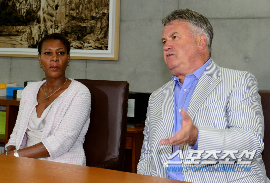 
	28�� ���� �����ں����� �Բ� ������ �����౸��ȸ ����ȸ���� ���� ����ũ�� ��ȭ�� ������ �ִ�.

�Ź���=������ ���� songs@sportschosum.com/2012.5.28


