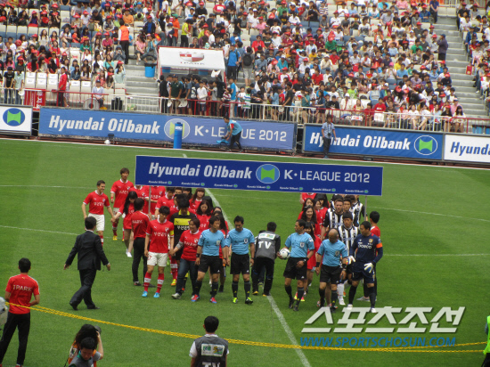 
	��28�� �λ������ũ '������Ʈ ���̵�'��翡�� �ҳ��ҵ��� ������� �Բ� �׶��忡 �����ϰ� �ִ�. 


