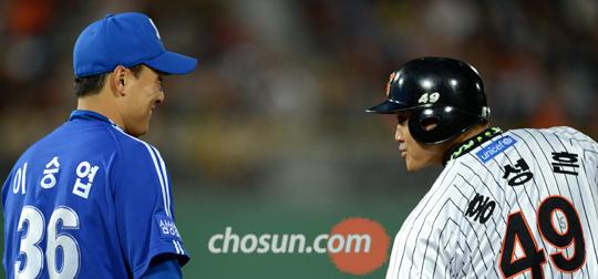 
	�̽¿��� ȫ����. �� ��ģ�� �������� ��Ÿ�� 2012���ξ߱� �ý�Ÿ�� �̽��ϸ��� ����Ÿ�ڸ� ���� �� ��ǥ ������ ��ģ��. ���� 10�� �������忡�� ��� ���� �̾߱⸦ ������ �� ����. /���� ���� wook@sportschosun.com
