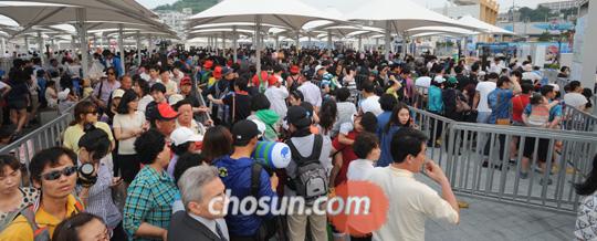 
	������ ���� ����������, �Ѷ� 3�� �� - 28�� ���� ������������ �ְ� �α�� �����Ƹ��� �տ� ���������� �þ ������ ��ٸ��� �ִ�. ���� ���� �Ѷ� 3������ �þ� ���� ���ð��� 7�ð��� �ѱ��� �������� �ٸ� ���ð����� �������� �л��Ű�� �ҵ��� ��������. ���� �Ϻ� ���������� ���ǿ� �з� �������� �������� ���� �����ϰ� ���������� �ٲٸ鼭 ���������� �� �ð��� �߿ܿ��� ��ٸ��� ������ �޾���. /�迵�� ���� kyg21@chosun.com
