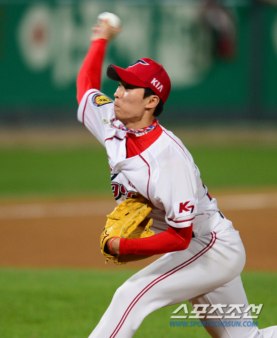 
	25�� ���ֱ��忡�� 2012 ���ξ߱� LG�� ����� ��Ⱑ ���ȴ�. 6ȸ���� ���� �����쿡 �̾� ����忡 ���� ��� �������� 2�� ������ �����Ȳ�� ���� �� ���ǵƴ�. �̾ �������� ����忡 �ö� ���� ������ �ִ�. ����=����� ���� cjg@sportschosun.com/2012.05.25/


