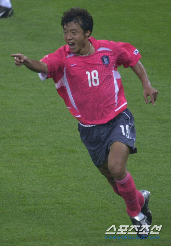 
	2002�� ��-�Ͽ����� �������� ù���� ���� Ȳ��ȫ�� �����Ӵϸ� �ϰ� �ִ�.  �ֹ��� ���� deer@sportschosun.com


