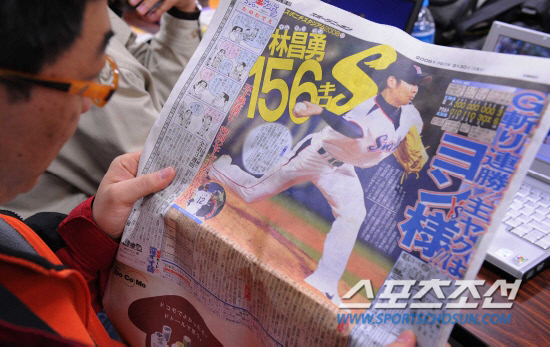 
	�ٷ� �� ������ ���� ���ƾ� �Ѵ�. ��â���� �Ϻ� ���� ù���� ���� 2008�� 3���� ù ���̺긦 ���� �� ��Ʊ�� �Ϻ� �Ź��� �뼭Ư�ʵƴ� ���. �� �Ϻ� ���ڰ� ������ ������ ���캸�� �ִ�.

����=���������� scblog.chosun.com


