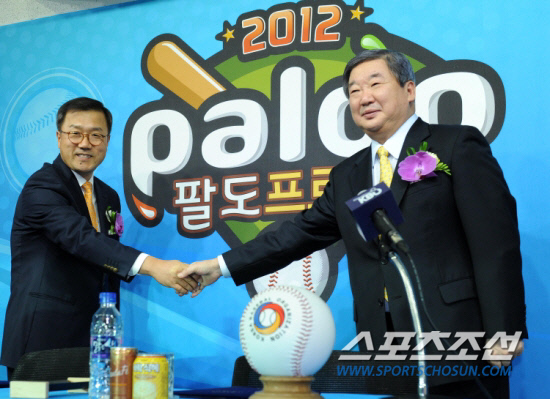 
	3�� 19�� ���� ��� �߱�ȸ������ ���� �ȵ��� KBO�� 2012�� ���ξ߱� Ÿ��Ʋ������ ���ν�. ������ KBO ����(������)�� ������ ��ģ �� ���繮 �ȵ� ��ǥ�̻�� �Ǽ��� �ϰ� �ִ�. ������ ���� songs@sportschosun.com


