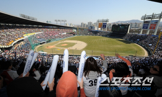 
	4�� 7�� ��Ǳ��忡�� ���� ������ ����� ��� ������ 2012 �ȵ� ���ξ߱� �λ�� �ؼ��� ������. �ý��� ���ξ߱� �αⰡ ���������� ġ�����鼭 ������ �����ϰ� �ִ�. ���޾� Ÿ��Ʋ �������� �ȵ��� �̵�� ���� ȿ���� ���� �ְ��� ����ϰ� �ִ�. ���=���ؿ� ���� noodle@sportschosun.com


