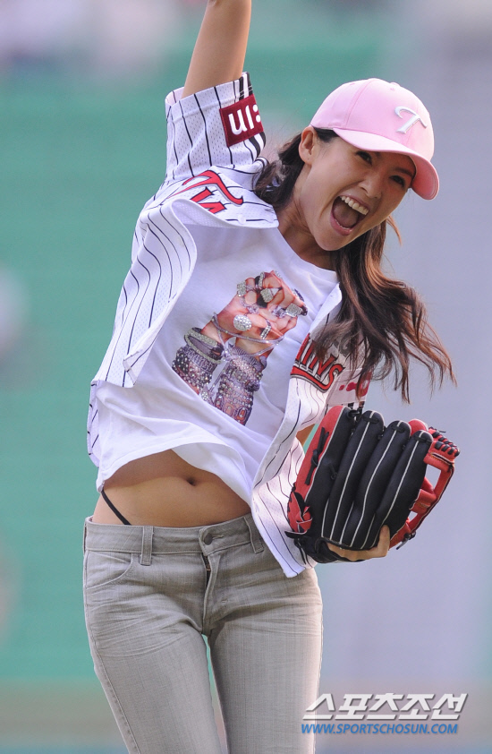 
	���� 2009�� ��ȭ ȫ���� ������ �����̰� 8�� 14�� ��Ǿ߱����� �湮�� �ñ��� �� �� ȯȣ���� ������ �ִ� ���. ��� û���� �̹����ʹ� ��︮�� �ʴ� ����(?) �ӿ� ����� ���� �����̴� �ǵ�ġ ���� ȭ���� �ҷ���Ҵ�. ���=���� ���� kyungmin@sportschosun.com
