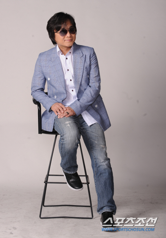 
	���� ��ũ�� 5�� ���� �Ĺ��ߴ�. �״� '�ٽ� �����ϴ� ����̴�. ������ �ֱ� Ʈ����� �޸� '��ũǥ ����'�� ��ٷ� �ֽ� �е鵵 ��� �� ����'�� ������. ���� ���� kyungmin@sportschosun.com 


