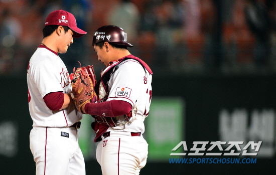 
	8�� �񵿱��忡�� ������ �ؼ�-LG��. �ؼ� ���� �㵵ȯ(������)�� ��� �� ����忡 �ö� �躴���� �̾߱⸦ �ϰ� �ִ�. ��=������ ���� songs@sportschosum.com


