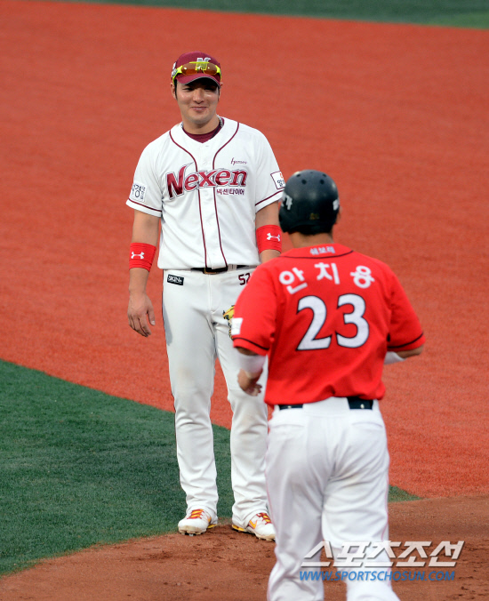 
	���ξ߱� �ؼ��� SK�� ��Ⱑ 29�� �񵿾߱��忡�� ���ȴ�. ��ġ���� ���� �ǵ� ��� Ȩ���� 2��Ÿ�� �������� 2�縦 ���� �޷����� �ִ�. �ں�ȣ�� ��ġ���� �ٶ󺸸� �̼����� �ִ�. ��=���ؿ� ���� noodle@sportschosun.com


