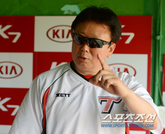 
	21�� ���ֱ��忡�� ������ 2012 ���ξ߱� ��ȭ�� ����� ��⸦ �յΰ� ��� ������ ������ �������� �̾߱⸦ ������ �ִ�. ����=����� ���� cjg@sportschosun.com/2012.05.23


