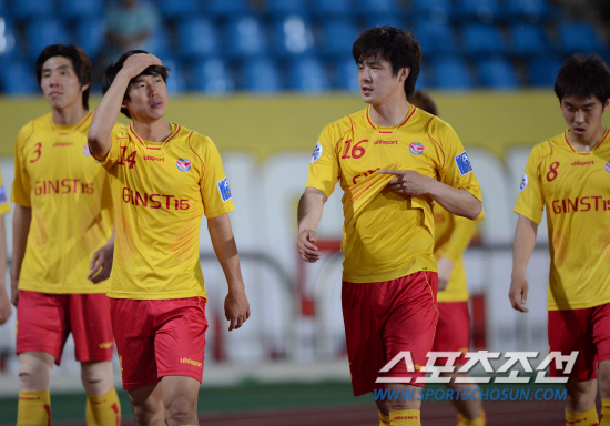 
	29�� ���� ���� źõ���տ�忡�� 2012 AFC è�Ǿ𽺸��� 16�� ���� ��ȭ�� �п���ڸ��� ��Ⱑ ���ȴ�. 0��1�� �й��ϸ� 8�� ���⿡ ������ ���� �������� �� �������� ������� ���������� �ִ�.

���� ���� kyungmin@sportschosun.com / 2012.05.29.   


