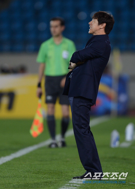 
	29�� ���� ���� źõ���տ�忡�� 2012 AFC è�Ǿ𽺸��� 16�� ���� ��ȭ�� �п���ڸ��� ��Ⱑ ���ȴ�. �Ĺ� ���� ���¿� ������ ������ ������� Ǯ���� ���� �ƽ��� ǥ���� ���� �ִ�.

���� ���� kyungmin@sportschosun.com / 2012.05.29.   


