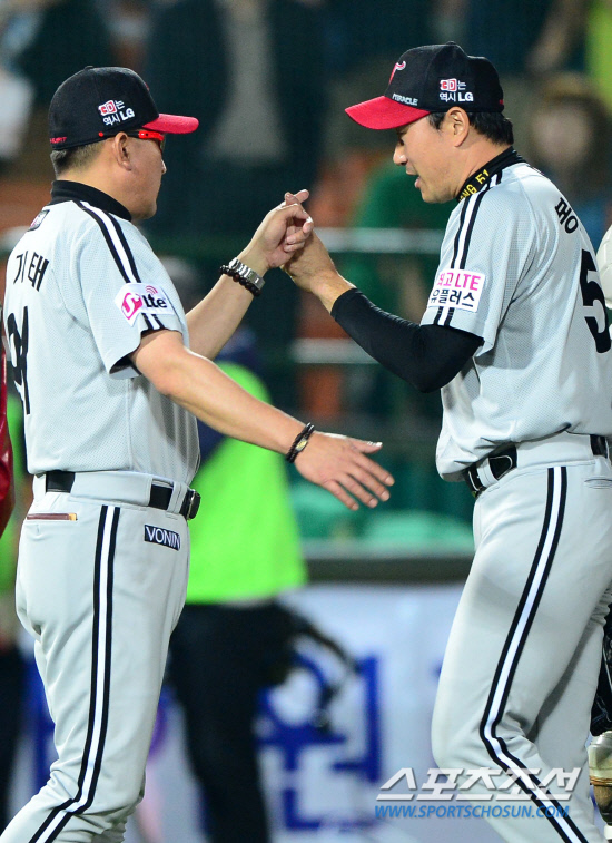 
	LG ����� ������ ���̺긦 ����� ���ٰ߱� ���� �����Ӵϸ� �ϰ� �ִ�. �λ�=������ ���� songs@sportschosum.com


