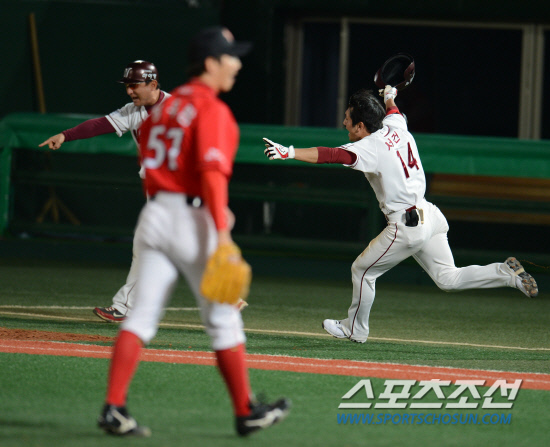 
	���ξ߱� �ؼ��� SK�� ��Ⱑ 29�� �񵿾߱��忡�� ���ȴ�.  ���� 10ȸ�� ������ ��Ÿ�� ��Ʈ������â�� 1��� �����ϰ� �ִ�. ��=���ؿ� ���� noodle@sportschosun.com


