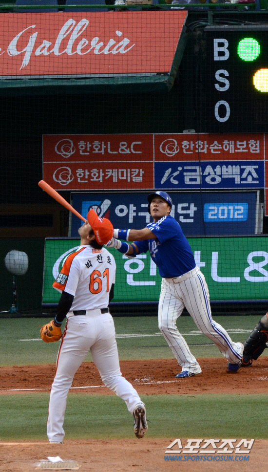 
	��ȭ�� �Ｚ�� ���� 3���� ù��° ��Ⱑ 29�� �������忡�� ���ȴ�. ��ȭ �������� ����ȣ�� 2ȸ�� ����Ÿ�ڷ� ���� �Ｚ �̽¿��� �߰߼� �ö��̷� ó���ϰ� �ִ�.   ����=���� ���� wook@sportschosun.com/2012.05.29/


