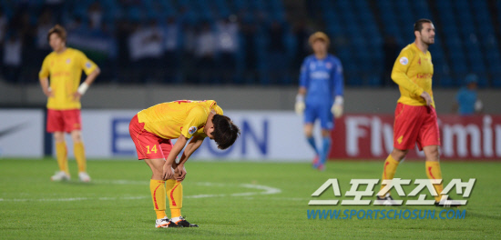 
	29�� ���� ���� źõ���տ�忡�� 2012 AFC è�Ǿ𽺸��� 16�� ���� ��ȭ�� �п���ڸ��� ��Ⱑ ���ȴ�. 0��1�� �й��ϸ� 8�� ������ ������ ���� �������� �� �������� �ƽ����ϰ� �ִ�.

���� ���� kyungmin@sportschosun.com / 2012.05.29.   


