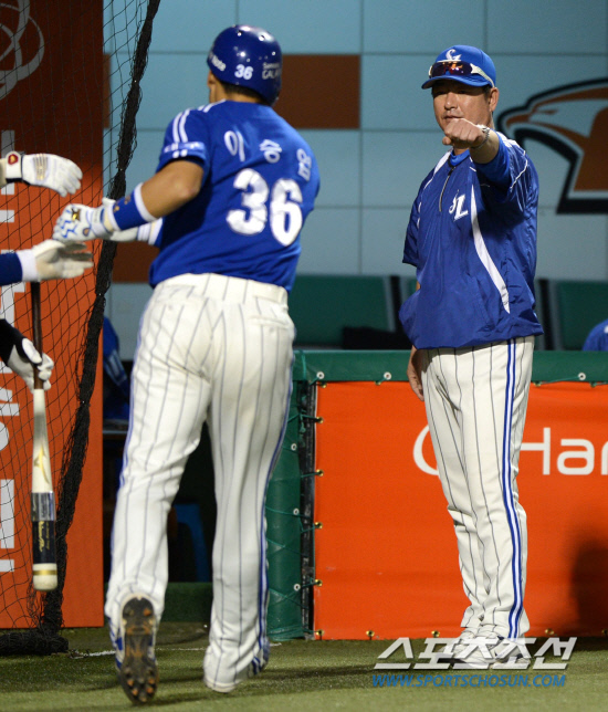 
	��ȭ�� �Ｚ�� ���� 3���� ù��° ��Ⱑ 29�� �������忡�� ���ȴ�. 9ȸ�� ����Ÿ�ڷ� ���� �Ｚ �̽¿��� ��� �ַ�Ȩ���� ġ�� ������ ������ �������̺긦 �ϰ� �ִ�.

����=���� ���� wook@sportschosun.com/2012.05.29/


