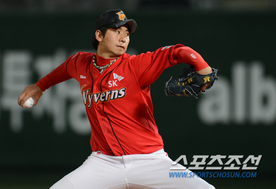 
	29�� �񵿱��忡�� ������ �ؼ�-SK��. SK ���� ������� ������ ���� �Ѹ��� �ִ�. ������� 7ȸ 2����� 4��Ÿ 1�������� ȣ���ߴ�. ��=���ؿ� ���� noodle@sportschosun.com


