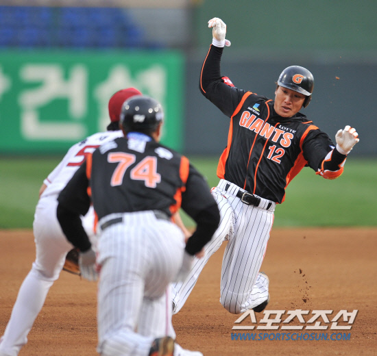 
	�Ե��� LG�� ���ϸ鼭 ��¼��� �� Ǯ ������. ������ �������� �ó��� ȿ���� ������ �����������̴�. �Ե��� ����� ���� �� �ִ� ���� �߿��� ���. �������� ������. ���ؿ� ���� noodle@sportschosun.com


