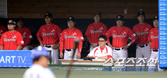 
	���ξ߱� SK�� �Ｚ�� ��Ⱑ 25�� �뱸 �ùξ߱��忡�� ��������. 1ȸ�� ���� �������� 4�����ϸ� �Ҿ����� SK �̸��� ������ ��ġ���� �ɰ��� ǥ���� ���� �ִ�.

�뱸=���ؿ� ���� noodle@sportschosun.com/2012.05.25/


